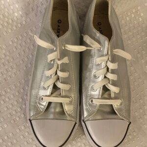 Airwalk  silver women’s low rise sneakers, size 8.